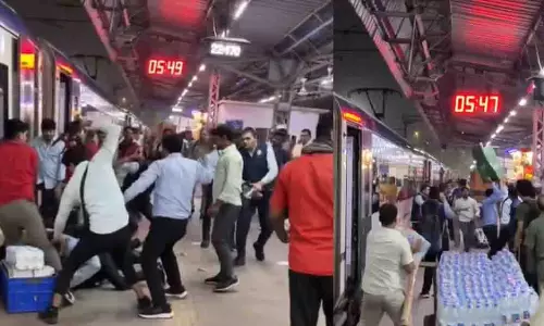 निजामुद्दीन स्टेशन पर वंदे भारत के IRCTC कर्मचारियों में मारपीट निजामुद्दीन स्टेशन पर वंदे भारत के IRCTC कर्मचारियों में मारपीट