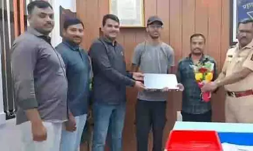 Pune: ऑटो चालक ने गूगल पे से छात्र को ढूंढा, भूला लैपटॉप लौटाया Pune: ऑटो चालक ने गूगल पे से छात्र को ढूंढा, भूला लैपटॉप लौटाया