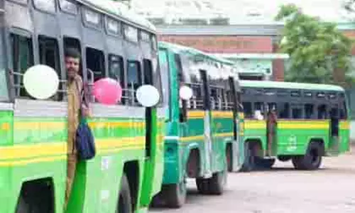 Kerala: फीस न देने पर यूकेजी छात्र को स्कूल बस में चढ़ने से रोका गया Kerala: फीस न देने पर यूकेजी छात्र को स्कूल बस में चढ़ने से रोका गया