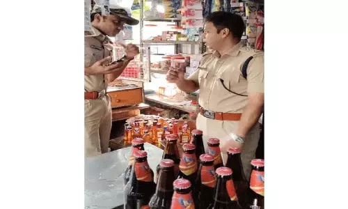 भद्राचलम ASP के नेतृत्व में बेल्ट की दुकानों पर छापेमारी भद्राचलम ASP के नेतृत्व में बेल्ट की दुकानों पर छापेमारी
