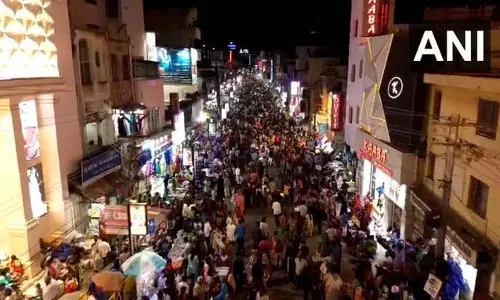 दिवाली से पहले बाजारों में खरीदारी का जोर, मिठाइयों, दीयों और सजावट में बढ़ी मांग दिवाली से पहले बाजारों में खरीदारी का जोर, मिठाइयों, दीयों और सजावट में बढ़ी मांग