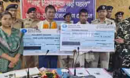 Jharkhand: TSPC के दो एरिया कमांडरों ने पुलिस के सामने आत्मसमर्पण किया