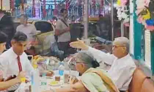 ऋषि सुनक ने दिल्ली के बंगाली मार्केट में ससुराल वालों के साथ खाईं मिठाइयाँ