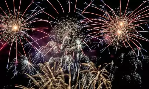 Diwali पर बच्चों को पॉल्यूशन और पटाखों के शोर से ऐसे रखें सुरक्षित Diwali पर बच्चों को पॉल्यूशन और पटाखों के शोर से ऐसे रखें सुरक्षित