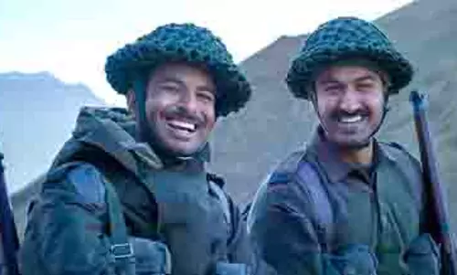 ‘120 बहादुर’ की शूटिंग के दौरान भावुक हुए निर्देशक ‘120 बहादुर’ की शूटिंग के दौरान भावुक हुए निर्देशक