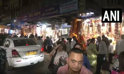 कोलकाता में दिवाली से पहले बाजारों में उमड़ी भीड़, खरीदारी का माहौल चरम पर