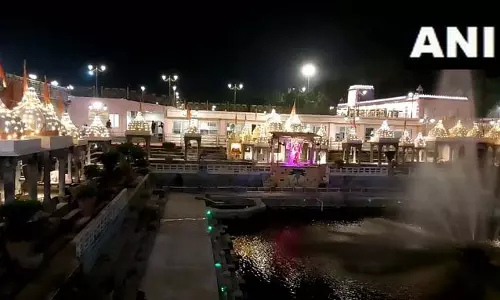 उज्जैन में दीपोत्सव का आगाज़, महाकालेश्वर मंदिर में आरती और दीयों की रौशनी से जगमगाया परिसर उज्जैन में दीपोत्सव का आगाज़, महाकालेश्वर मंदिर में आरती और दीयों की रौशनी से जगमगाया परिसर