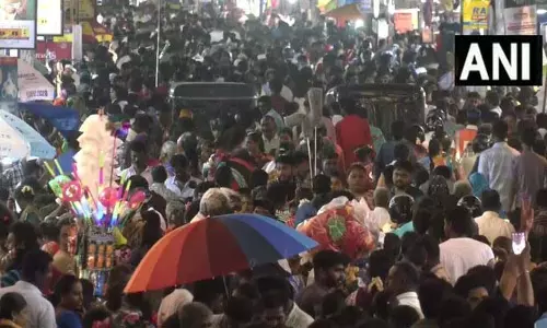 दिवाली से पहले मदुरै में विलाक्कुथून स्ट्रीट पर खरीदारी का उत्साह, लोगों की भारी भीड़ उमड़ी दिवाली से पहले मदुरै में विलाक्कुथून स्ट्रीट पर खरीदारी का उत्साह, लोगों की भारी भीड़ उमड़ी
