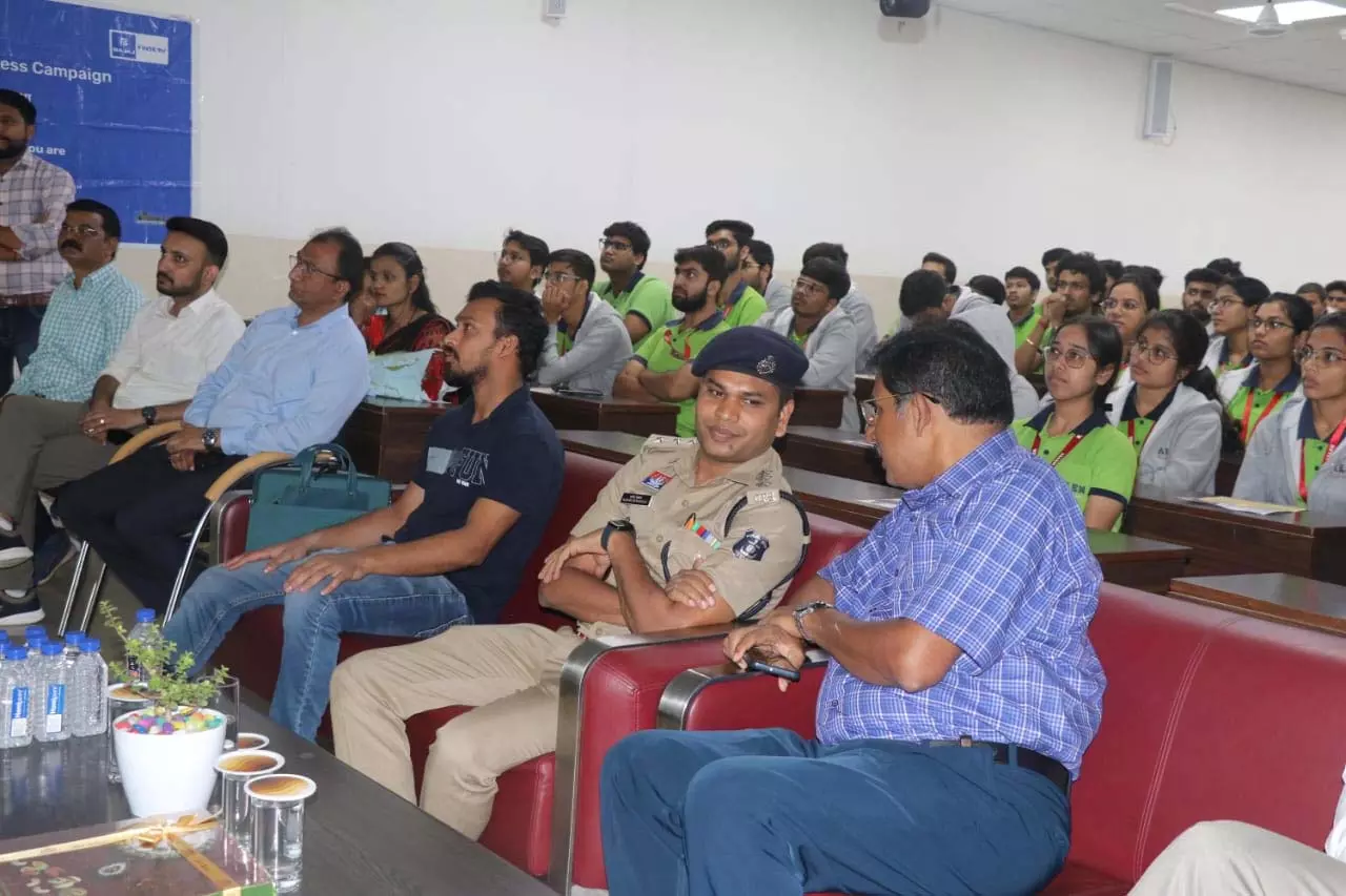 डिजिटल प्लेटफ़ॉर्म पर जिम्मेदारी और सतर्कता बरतें, रायपुर साइबर पुलिस की अपील डिजिटल प्लेटफ़ॉर्म पर जिम्मेदारी और सतर्कता बरतें, रायपुर साइबर पुलिस की अपील