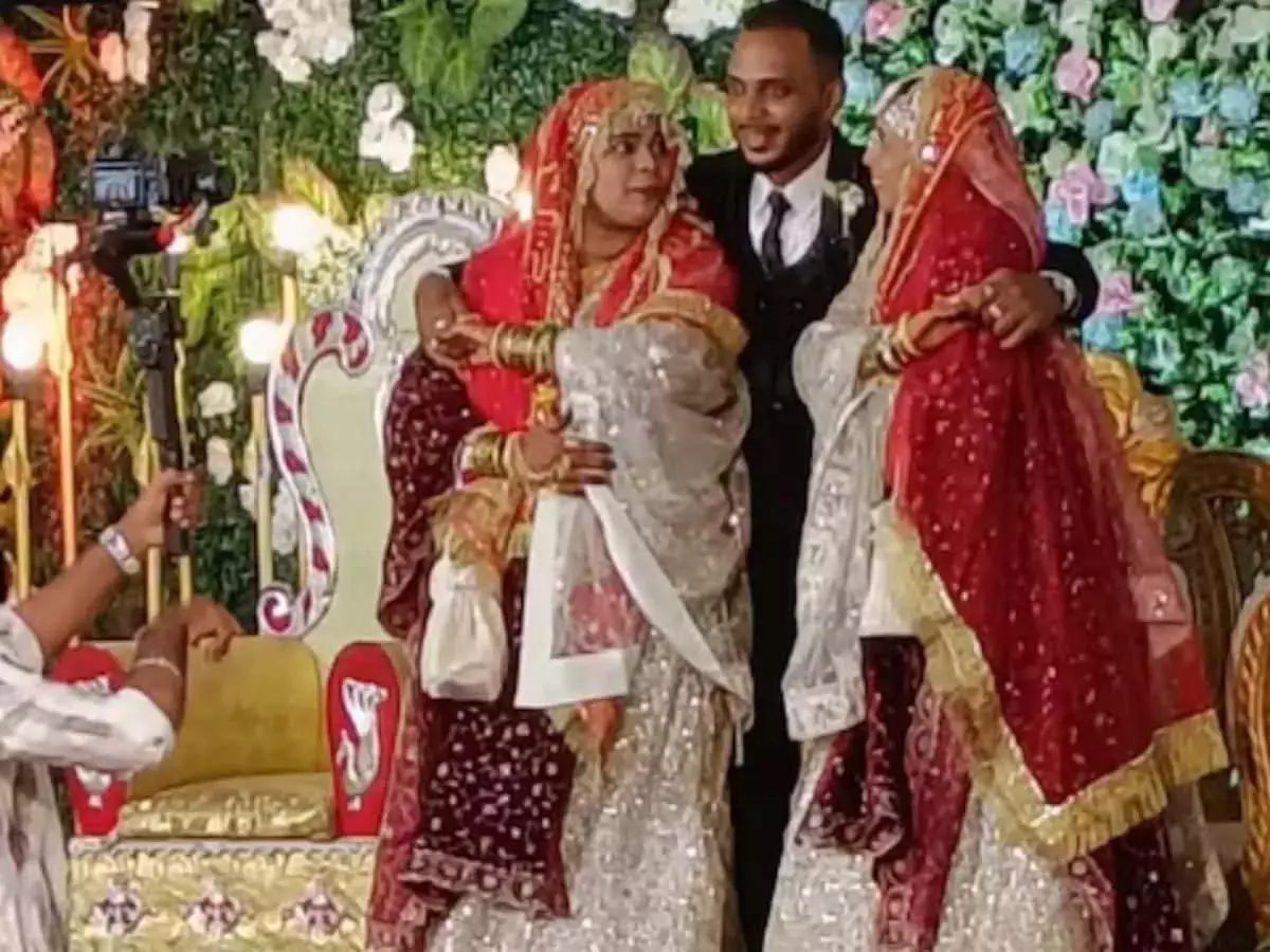 मंडप में ये नजारा देखकर सब रह गए भौचक्के, 2 लड़कियों से युवक ने रचाई शादी मंडप में ये नजारा देखकर सब रह गए भौचक्के, 2 लड़कियों से युवक ने रचाई शादी