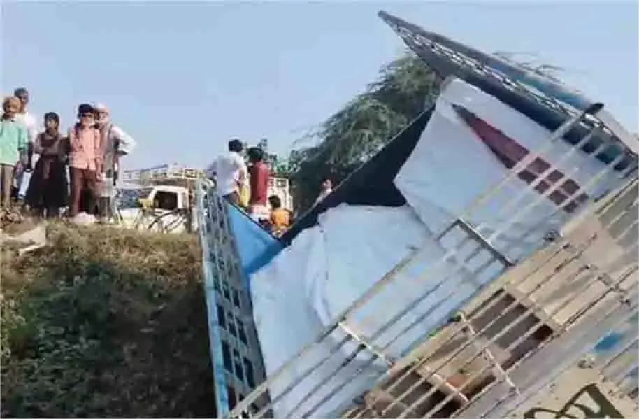 UP News: पिकअप की टक्कर से 2 युवकों की मौत, चालक फरार UP News: पिकअप की टक्कर से 2 युवकों की मौत, चालक फरार