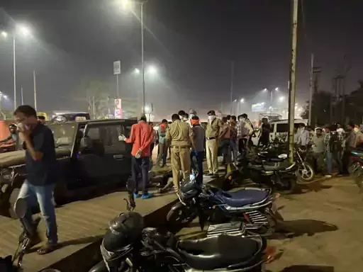 थार, लाश और बदबू! कौन है ये युवक? पुलिस की जांच जारी थार, लाश और बदबू! कौन है ये युवक? पुलिस की जांच जारी