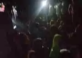 Lakhimpur Kheri: सड़क पर शव रखकर परिजनों ने लगाया जाम Lakhimpur Kheri: सड़क पर शव रखकर परिजनों ने लगाया जाम