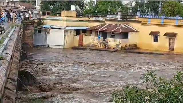 उत्तमपलायम में भारी बारिश: मुल्लापेरियार में बाढ़ उत्तमपलायम में भारी बारिश: मुल्लापेरियार में बाढ़