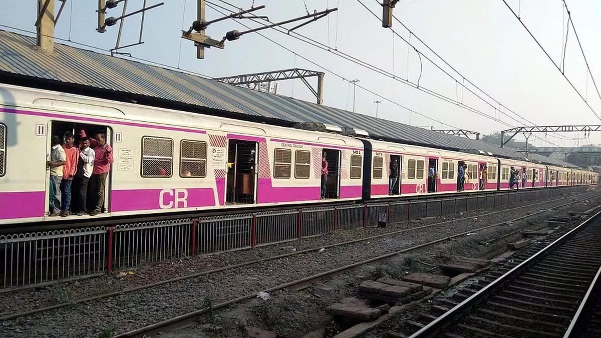 Mumbai : दिवा और कलवा के बीच 26 मिनट तक ट्रेन सेवाएं रुकी रही Mumbai : दिवा और कलवा के बीच 26 मिनट तक ट्रेन सेवाएं रुकी रही