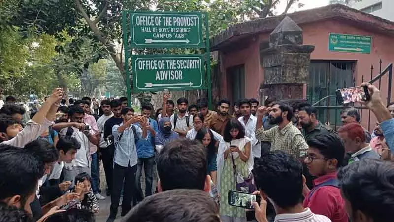 जामिया के छात्रों ने सुरक्षा सलाहकार के कार्यालय का घेराव किया, बर्खास्तगी की मांग की जामिया के छात्रों ने सुरक्षा सलाहकार के कार्यालय का घेराव किया, बर्खास्तगी की मांग की