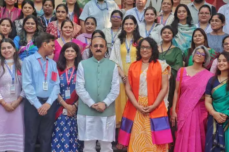दिल्ली शिक्षा मॉडल की सराहना करते हुए रोहिणी स्कूल पहुंचे श्रीलंकाई PM दिल्ली शिक्षा मॉडल की सराहना करते हुए रोहिणी स्कूल पहुंचे श्रीलंकाई PM