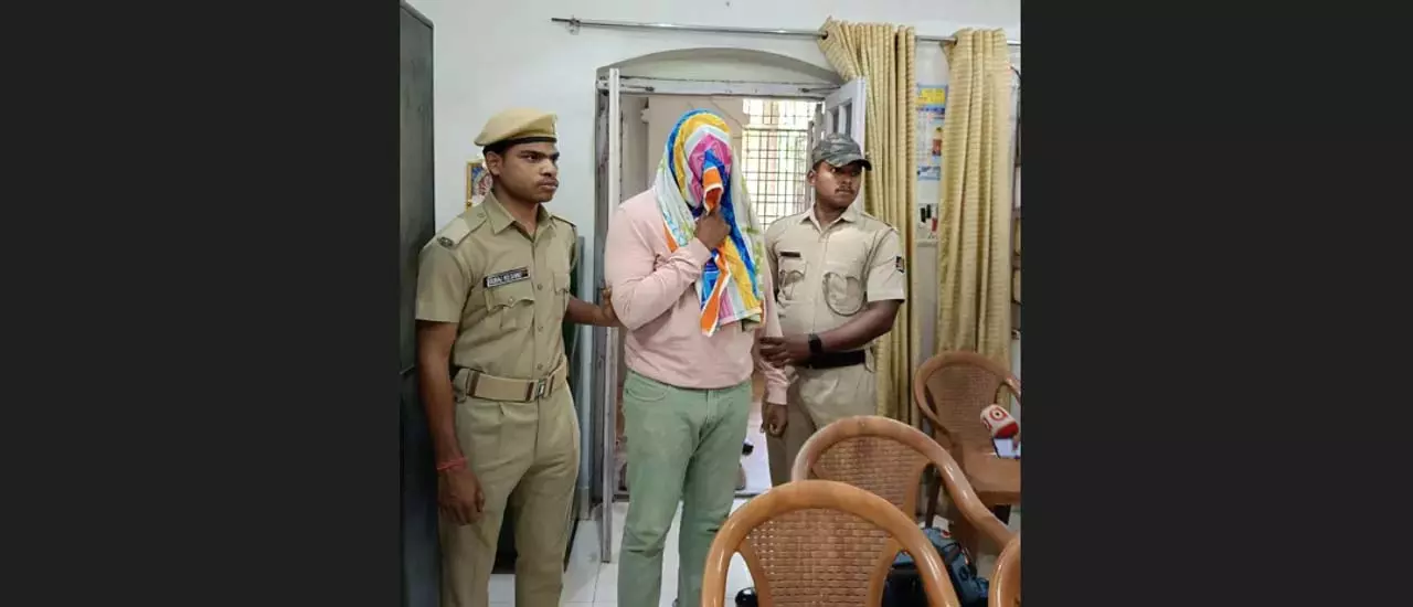 Odisha : सोशल नेटवर्किंग साइट पर ‘अश्लील’ वीडियो पोस्ट करने के आरोप में एक व्यक्ति गिरफ्तार Odisha : सोशल नेटवर्किंग साइट पर ‘अश्लील’ वीडियो पोस्ट करने के आरोप में एक व्यक्ति गिरफ्तार