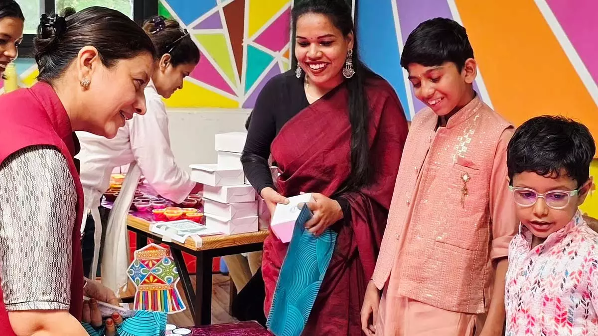 स्पेशल बच्चों ने बुजुर्गों के लिए दिवाली फंड जुटाने के लिए प्रदर्शनी में 1500 से ज़्यादा हाथ से सजाए गए दीये दिखाए स्पेशल बच्चों ने बुजुर्गों के लिए दिवाली फंड जुटाने के लिए प्रदर्शनी में 1500 से ज़्यादा हाथ से सजाए गए दीये दिखाए