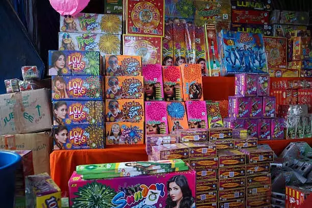 SDM को पटाखों की दुकानों पर सुरक्षा उपाय सुनिश्चित करने के निर्देश SDM को पटाखों की दुकानों पर सुरक्षा उपाय सुनिश्चित करने के निर्देश