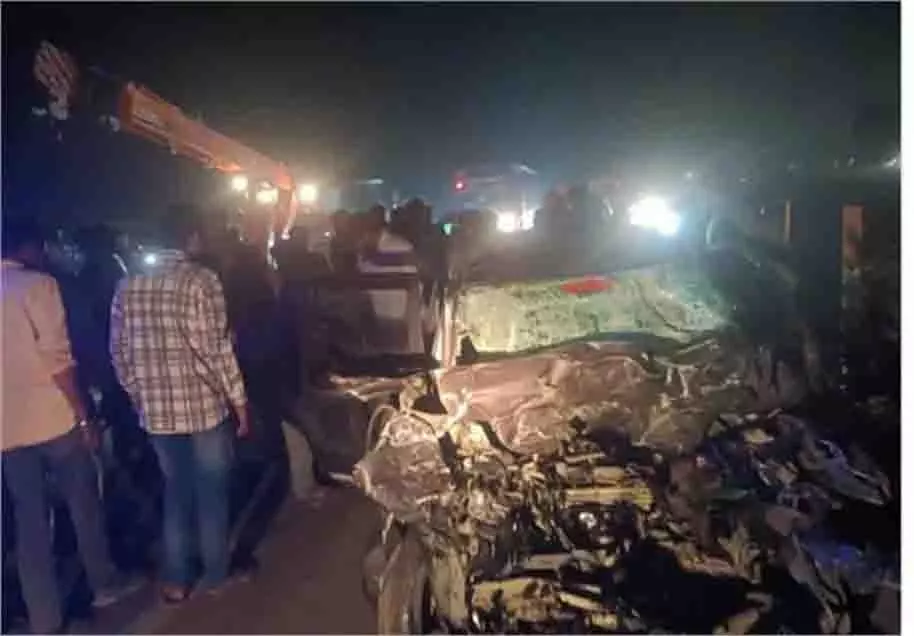 MP News:दर्शन से लौट रहे युवकों की कार कंटेनर से टकराई, 3 की मौत, 1 घायल MP News:दर्शन से लौट रहे युवकों की कार कंटेनर से टकराई, 3 की मौत, 1 घायल