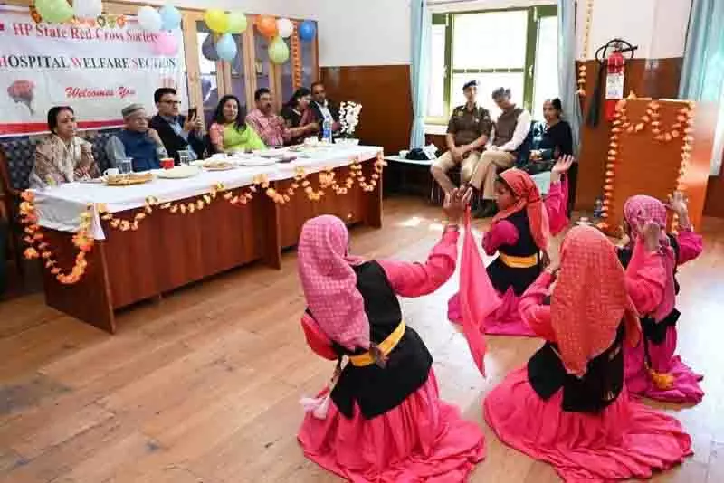 Himachal: राज्यपाल ने नारी सदन और बालिका आश्रम की बालिकाओं से बातचीत की Himachal: राज्यपाल ने नारी सदन और बालिका आश्रम की बालिकाओं से बातचीत की