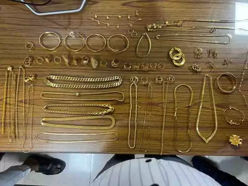 Amritsar हवाई अड्डे पर दुबई से आए दो यात्री 94 लाख रुपये के सोने के साथ हिरासत में लिए गए Amritsar हवाई अड्डे पर दुबई से आए दो यात्री 94 लाख रुपये के सोने के साथ हिरासत में लिए गए