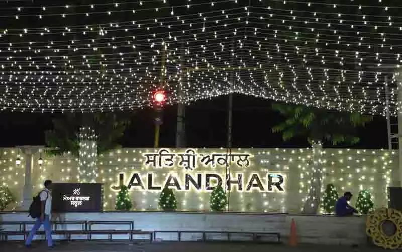 Jalandhar: रोशनी और फूलों से सजे शहर के बाजार उत्सव में डूबे Jalandhar: रोशनी और फूलों से सजे शहर के बाजार उत्सव में डूबे