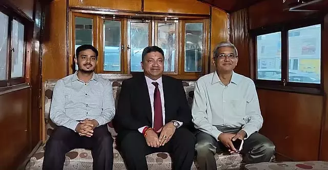 मंत्री पलानीवेल त्यागराजन को पेरियार की कैंपेन गाड़ी में बैठने में मज़ा आया मंत्री पलानीवेल त्यागराजन को पेरियार की कैंपेन गाड़ी में बैठने में मज़ा आया