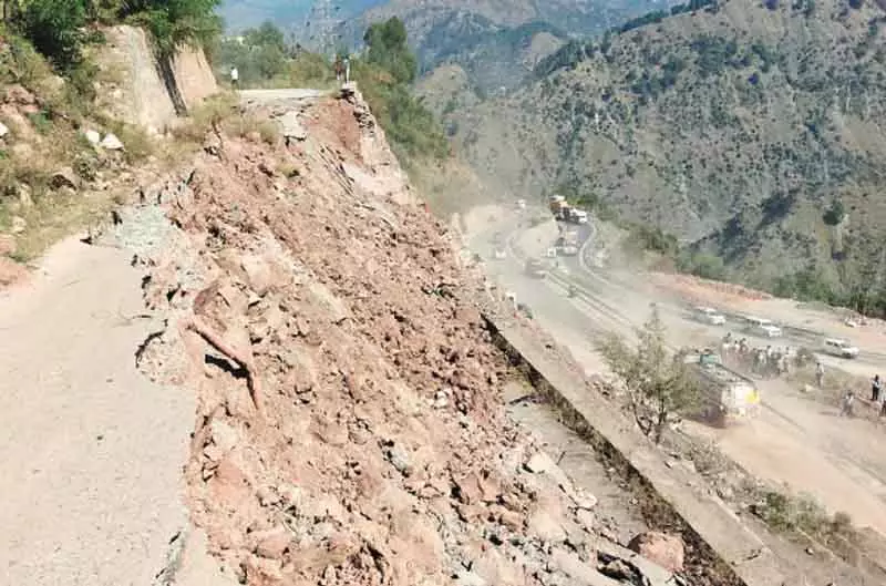 दलवास में रिटेनिंग दीवार ढही, SGR-JMU हाईवे पर यातायात बाधित दलवास में रिटेनिंग दीवार ढही, SGR-JMU हाईवे पर यातायात बाधित