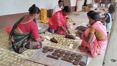 गोबर क्राफ्ट से बन रहे दीये, महिलाएं आत्मनिर्भरता की ओर गोबर क्राफ्ट से बन रहे दीये, महिलाएं आत्मनिर्भरता की ओर