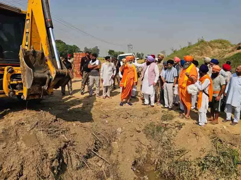 Pradhan Mantri ग्राम सड़क योजना के तहत बनने वाली 64 सड़कों और 38 पुलों का काम रुका Pradhan Mantri ग्राम सड़क योजना के तहत बनने वाली 64 सड़कों और 38 पुलों का काम रुका