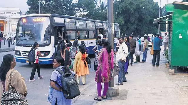 बेंगलुरु ट्रैफिक रोकने के लिए एक्शन: 110 बस स्टैंड से आगे BMTC-BTP, BBMP कन्वर्जन से रुका बेंगलुरु ट्रैफिक रोकने के लिए एक्शन: 110 बस स्टैंड से आगे BMTC-BTP, BBMP कन्वर्जन से रुका