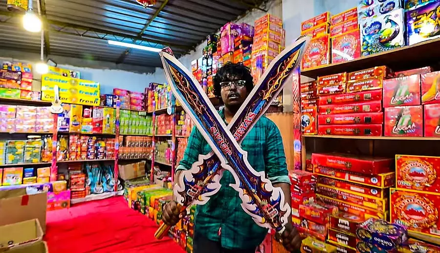 Diwali celebrations: बच्चों को अट्रैक्ट करने के लिए फैंसी पटाखे मार्केट में आए Diwali celebrations: बच्चों को अट्रैक्ट करने के लिए फैंसी पटाखे मार्केट में आए