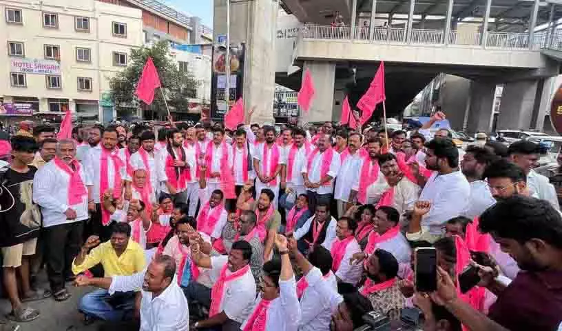 तेलंगाना में 42 प्रतिशत आरक्षण के लिए पिछड़ा वर्ग बंद, BRS और राजनीतिक दल विरोध प्रदर्शन में शामिल तेलंगाना में 42 प्रतिशत आरक्षण के लिए पिछड़ा वर्ग बंद, BRS और राजनीतिक दल विरोध प्रदर्शन में शामिल