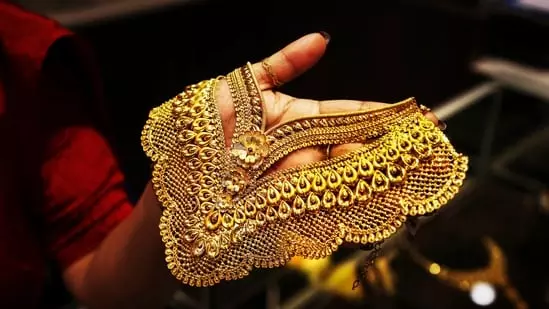 Dhanteras पर सोने की कीमतें रिकॉर्ड ऊंचाई पर, 3,000 रुपये से अधिक की बढ़ोतरी Dhanteras पर सोने की कीमतें रिकॉर्ड ऊंचाई पर, 3,000 रुपये से अधिक की बढ़ोतरी