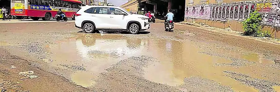 होसकोटे की सड़कें जलमग्न: वाहन चालक परेशान होसकोटे की सड़कें जलमग्न: वाहन चालक परेशान