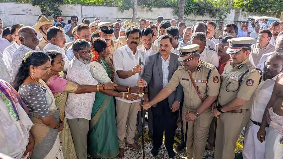 Anekal : ₹4.5 करोड़ की लागत से पुलिस स्टेशन के निर्माण के लिए भूमि पूजन Anekal : ₹4.5 करोड़ की लागत से पुलिस स्टेशन के निर्माण के लिए भूमि पूजन