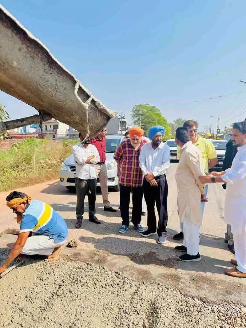 Phagwara MLA ने अपने खर्चे पर बंगा रोड की मरम्मत का शुभारंभ किया Phagwara MLA ने अपने खर्चे पर बंगा रोड की मरम्मत का शुभारंभ किया