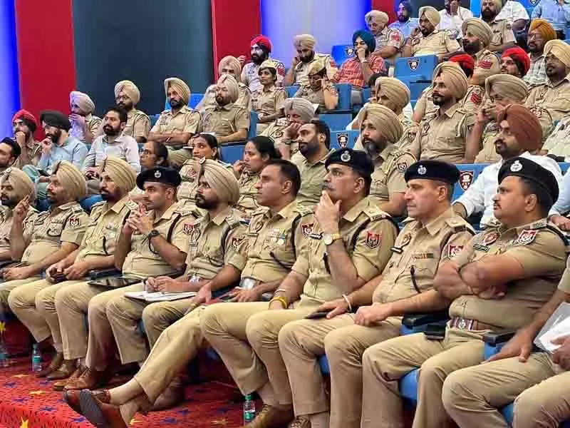 Ludhiana: पुलिस को अपराध पर नज़र रखने का प्रशिक्षण दिया गया Ludhiana: पुलिस को अपराध पर नज़र रखने का प्रशिक्षण दिया गया