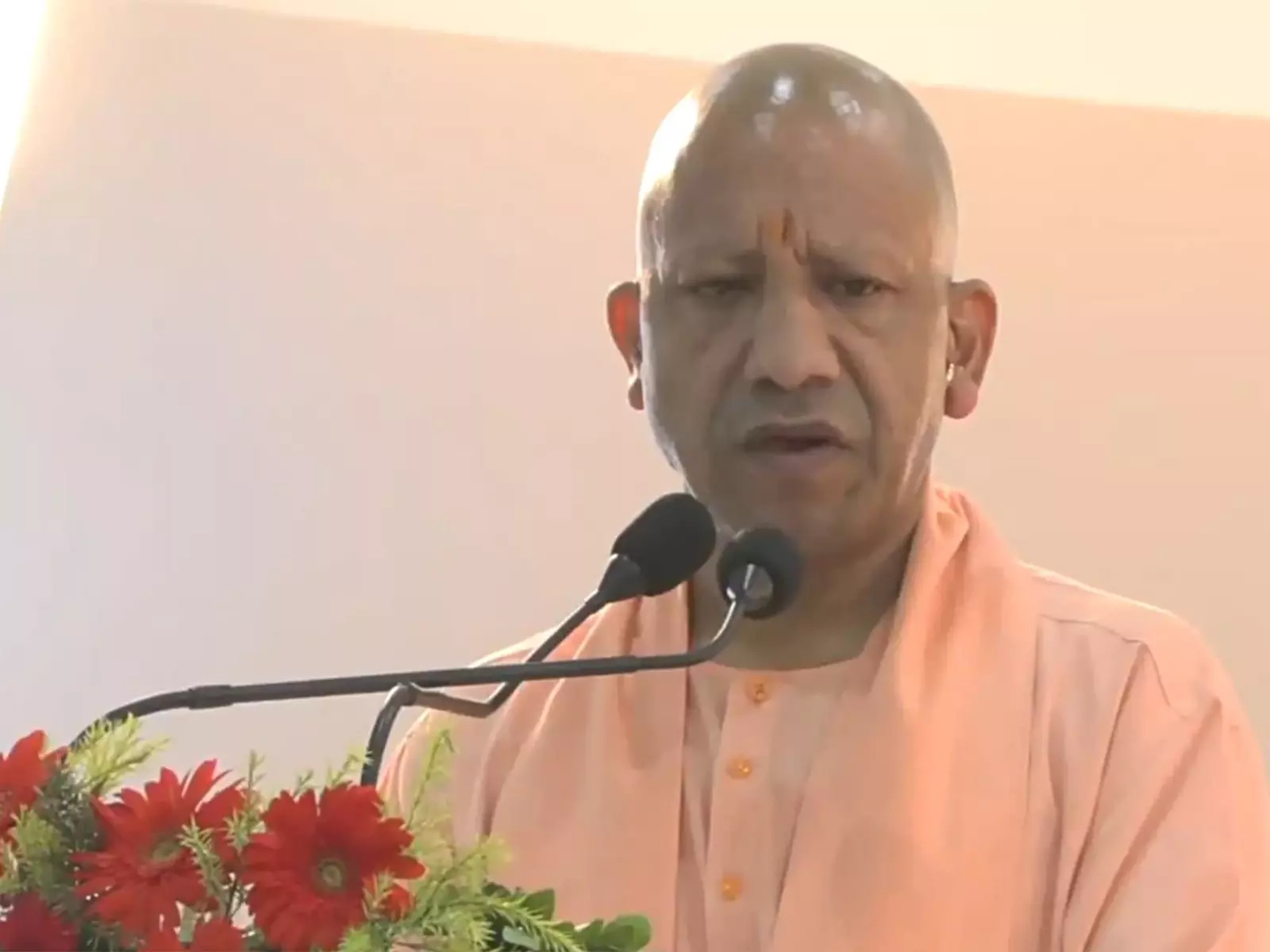 त्योहारों के दौरान भीड़भाड़ वाले इलाकों, बाजारों और धार्मिक स्थलों पर पुलिस गश्त बढ़ाएँ: CM Yogi त्योहारों के दौरान भीड़भाड़ वाले इलाकों, बाजारों और धार्मिक स्थलों पर पुलिस गश्त बढ़ाएँ: CM Yogi