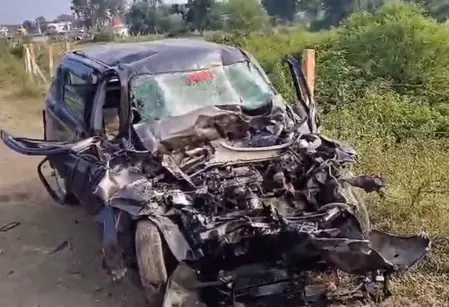 कार और डंपर में टक्कर, तीन श्रद्धालुओं की मौत, एक की हालत गंभीर कार और डंपर में टक्कर, तीन श्रद्धालुओं की मौत, एक की हालत गंभीर