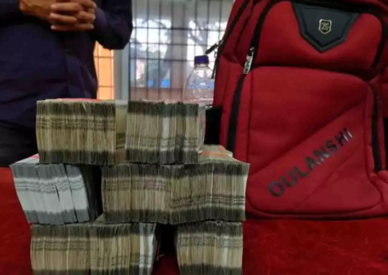 Titlagarh स्टेशन पर ट्रेन से 70 लाख रुपये जब्त Titlagarh स्टेशन पर ट्रेन से 70 लाख रुपये जब्त