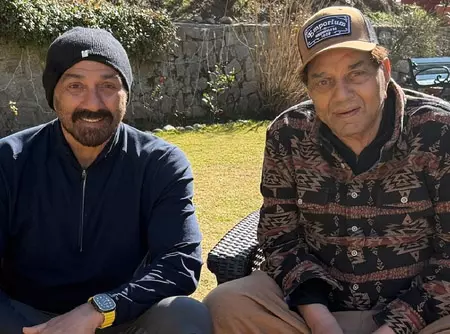 बर्थडे स्पेशल: डेब्यू के दौरान ही धर्मेंद्र ने लगा दी थी सनी देओल की क्लास, रातभर कराते थे काम बर्थडे स्पेशल: डेब्यू के दौरान ही धर्मेंद्र ने लगा दी थी सनी देओल की क्लास, रातभर कराते थे काम
