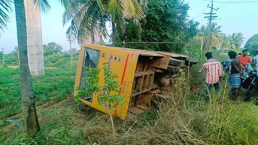 Haveri : स्कूल बस पलटने से लड़का घायल Haveri : स्कूल बस पलटने से लड़का घायल