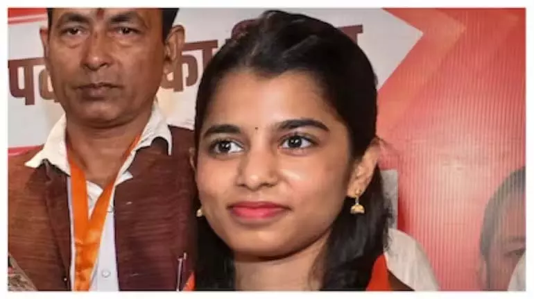 नामांकन दाखिल करने के बाद Maithili Thakur ने कहा कि अलीनगर के लोगों का आशीर्वाद उन्हें प्रेरित करता नामांकन दाखिल करने के बाद Maithili Thakur ने कहा कि अलीनगर के लोगों का आशीर्वाद उन्हें प्रेरित करता