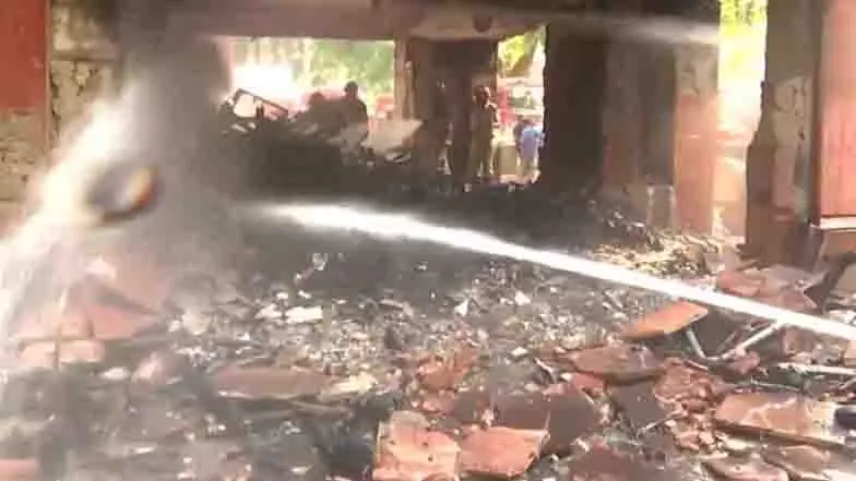 Delhi ब्रह्मपुत्र अपार्टमेंट में भीषण आग, सांसदों के आवास पर मचा हड़कंप Delhi ब्रह्मपुत्र अपार्टमेंट में भीषण आग, सांसदों के आवास पर मचा हड़कंप