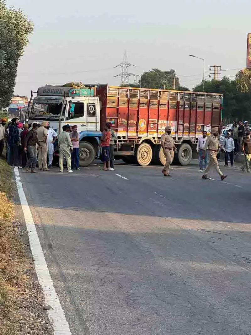 ट्रक चालक पर बस चालक ने किया हमला, विरोध में Ludhiana के पास राष्ट्रीय राजमार्ग जाम किया ट्रक चालक पर बस चालक ने किया हमला, विरोध में Ludhiana के पास राष्ट्रीय राजमार्ग जाम किया