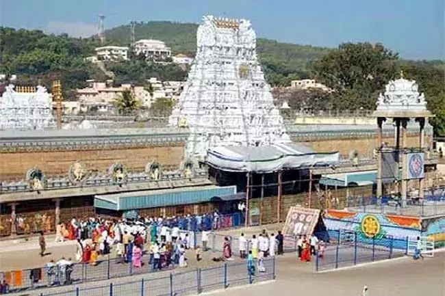 Andhra : तिरुमाला श्रीवारी दर्शन के नाम पर दलाल ने भक्तों को ठगा Andhra : तिरुमाला श्रीवारी दर्शन के नाम पर दलाल ने भक्तों को ठगा
