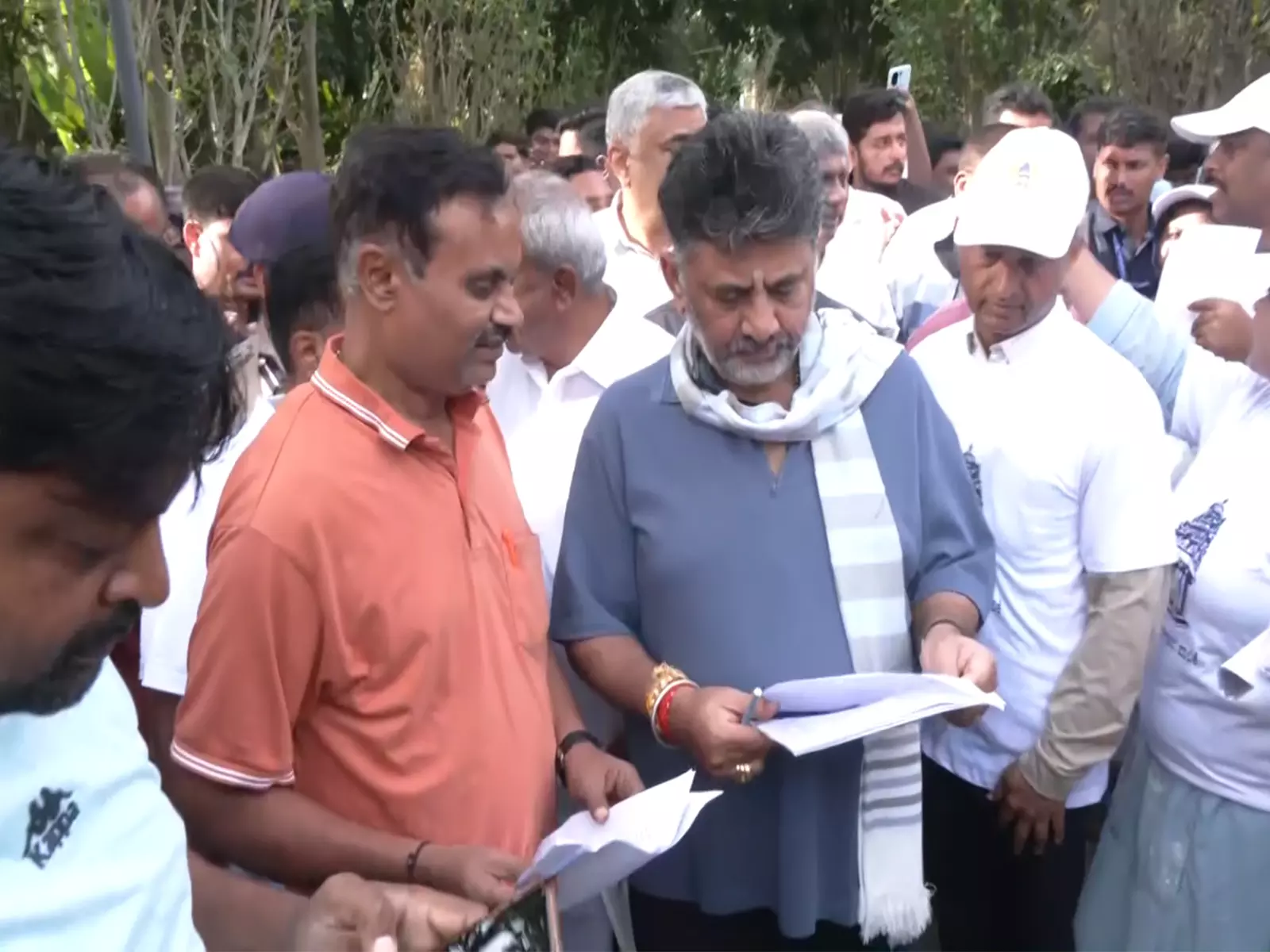 DK शिवकुमार ने बेंगलुरु नादिगे के दौरान नागरिकों से की बातचीत DK शिवकुमार ने बेंगलुरु नादिगे के दौरान नागरिकों से की बातचीत